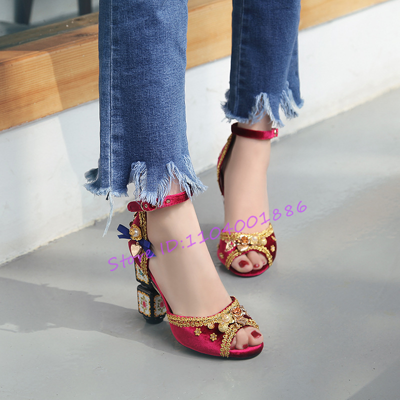 Luxury Gold Embroidered Velvet - Ethnic Fashion Runway avaliação e preço